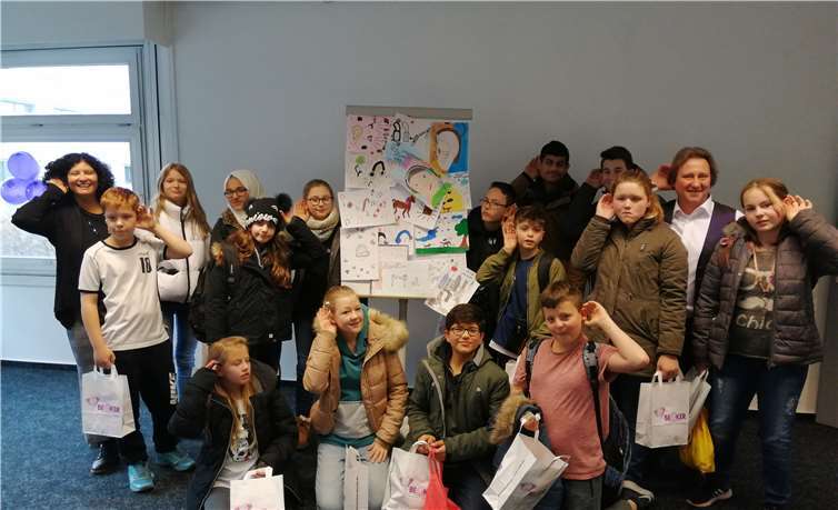 Tolle Ergebnisse beim Kinder-Malwettbewerb mit Leila El Hadsch (1.v.l., Schule für Schwerhörige und Gehörlose) und Stefan Saul (2.v.r, Fachgeschäftsleiter BECKER Hörakustik).Fotos: BECKER Hörakustik