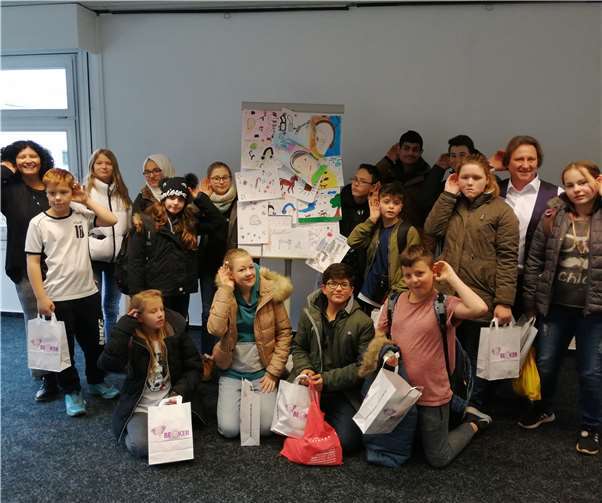 Tolle Ergebnisse wurden beim Kinder-Malwettbewerb mit Leila El Hadsch (erste v.li., Schule für Schwerhörige und Gehörlose) und Stefan Saul (zweiter v.re., Fachgeschäftsleiter BECKER Hörakustik) erzielt. Foto: privat