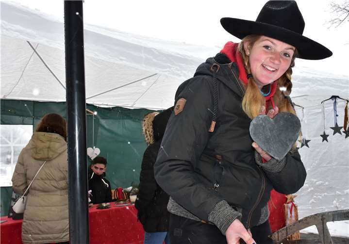 Tolle Herzen aus Schiefer fertigtdie Melsbacher Dachdeckermeisterin Angela Schmidt.