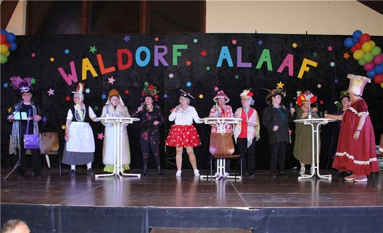 Vorträge, Sketche und Tanz sorgten für Heiterkeit in der Vinxtbachhalle Tolle Hutmode präsentierte man beim Sketch „Waldorfer Haute Couture“. Fotos: privat