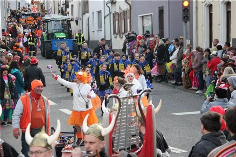 Tolle Kostüme, Musik und viele Kamelle: Der Rosenmontagszug in Niederzissen lockt die Narren von nah und fern.  Foto: Archiv GS
