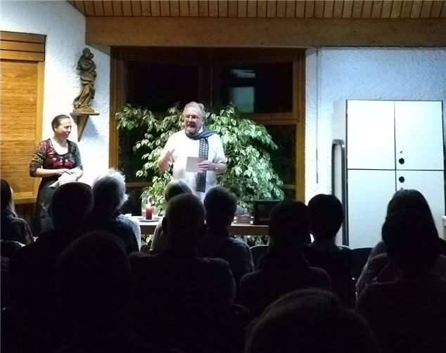 Tolle Lesung im Rahmen des Kripper Krimiherbstes: Stefani Jürries vom Bücherei-Team bedankt sich bei Autor Frank Krajewski.Foto: privat