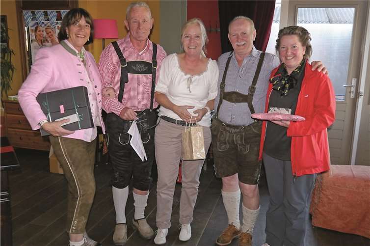 Tolle Preise warteten auf die Sieger und Platzierten des Oktoberfest-Turnier 2015 des GC Cochem/Mosel (v.l.n.r. Mechthild Laux, Alfred Weiß, Claudia Bauer, Bernd Hannus und Dr. Ulrike Wagner)