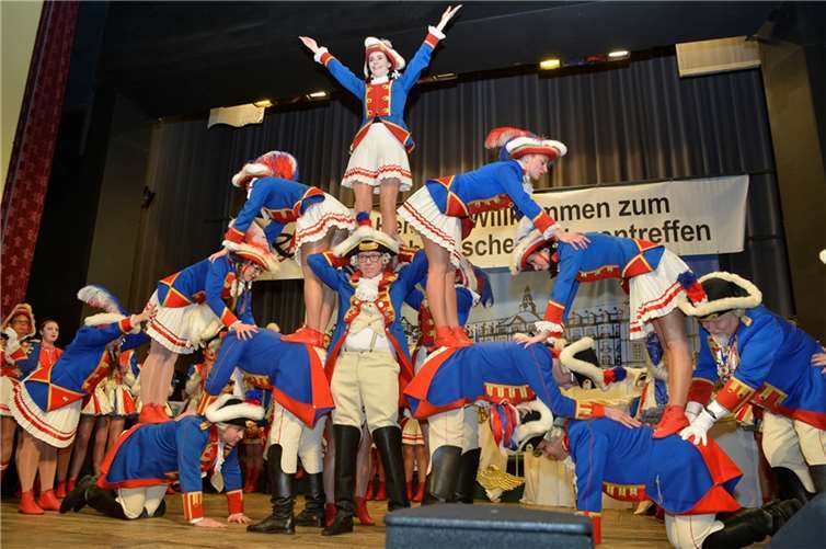 Tolle Showeinlagen, wie hier von der Schloßgarde Montabaur, sorgten für Begeisterung. Foto: Thomas Frank