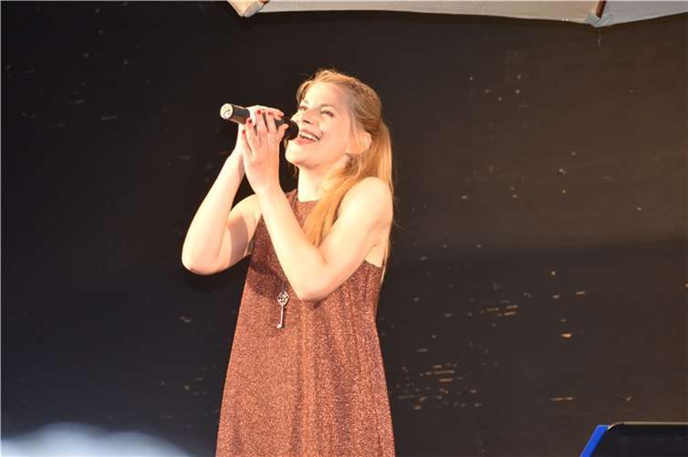 Tolle Stimme und ein abwechslungsreiches Programm – Rosaly Oberste-Beulmann verzückte die Schlagerfans im Alten Arresthaus. Fotos: BLA
