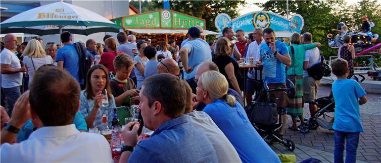 Tolle Stimmung herrschte bei bestem Wetter auf dem Kirmesplatz. Fotos: MIH
