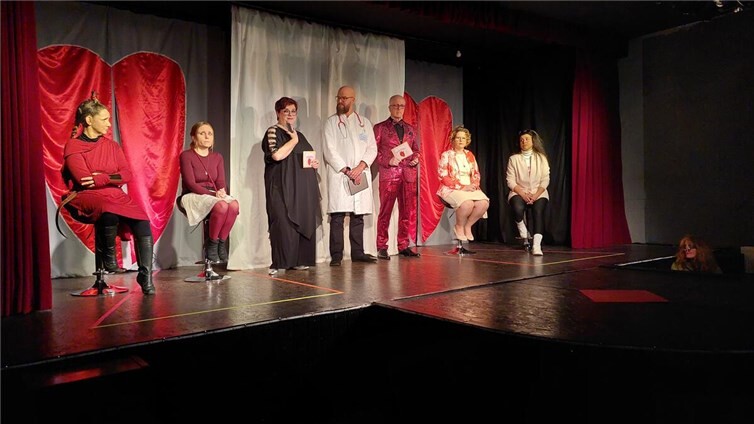 Tolle Stimmung herrschte bei der kürzlichen Premiere des neuen Theaterstücks „Big Spender“ eine Reality-Show, geschrieben von Corina Rues-Benz, im Theater im Keller (tik) Andernach. Foto: privat