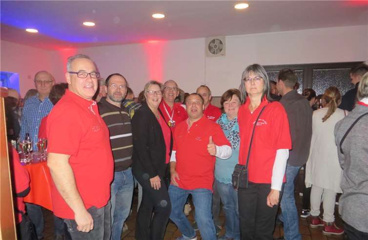 Tolle Stimmung im Dorfhaus: (V.l.) Jürgen Bröhl, Stv. Präsident KGO, Ralf Meis, Vorsitzender Theatergruppe Odendorf, Petra Kalkbrenner, Bürgermeisterin Swisttal, Christoph Knappe, Präsident KGO, Elisabeth Kümpel, Ortsvorsteherin Odendorf, und Gerlinde Bois, Präsidentin Damenkomitee Odendorf-Essig.privat