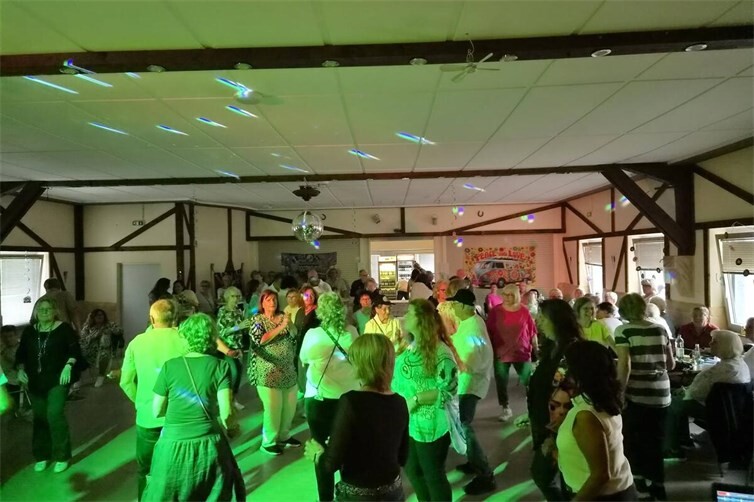 Tolle Stimmung im Kulturraum des Bootshauses an der Rheinbrücke