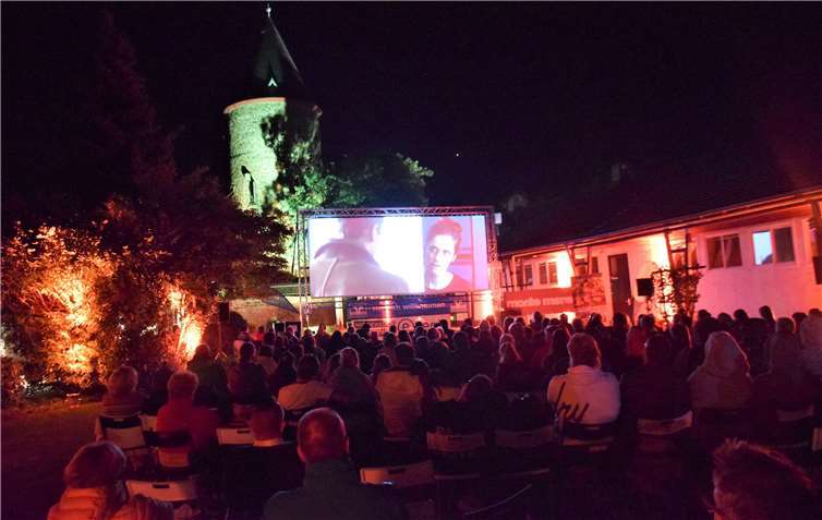 Tolle Stimmung im historischen Rund der Kino-Arena am Hexenturm. Fotos: EICH