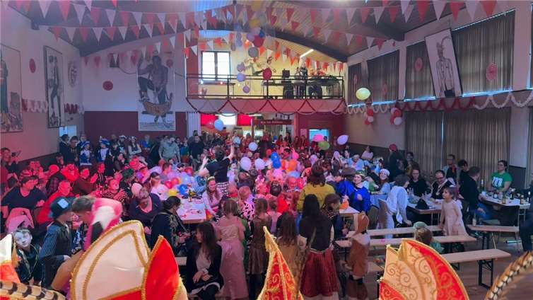 Tolle Stimmung in der Hocheifelhalle.  Foto: Dominik Skiba