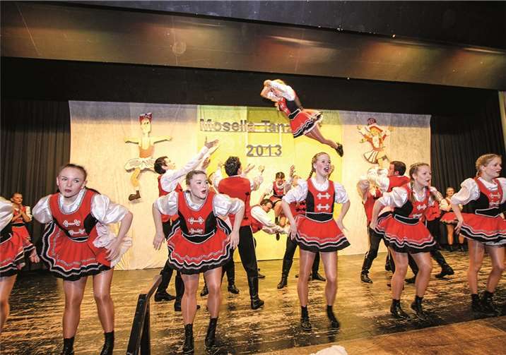 Tolle Tänze mit akrobatischen Leistungen wurden gezeigt.