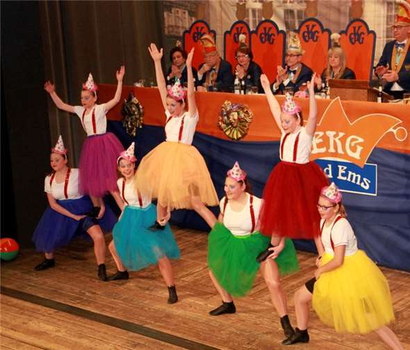 Tolle Tanzdarbietungen wurden den ganzen Abend gezeigt, hier die Zirkus-Kinder-Jugendgarde.