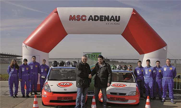 Tolle Unterstützung: Das Jugend Automobilslalom Nachwuchsteam mit dem Ersten Vorsitzenden des MSC Adenau, Alfred Novotny (v.l.) und Georg Teichmann, RTR - Raceunion Teichmann Racing.privat
