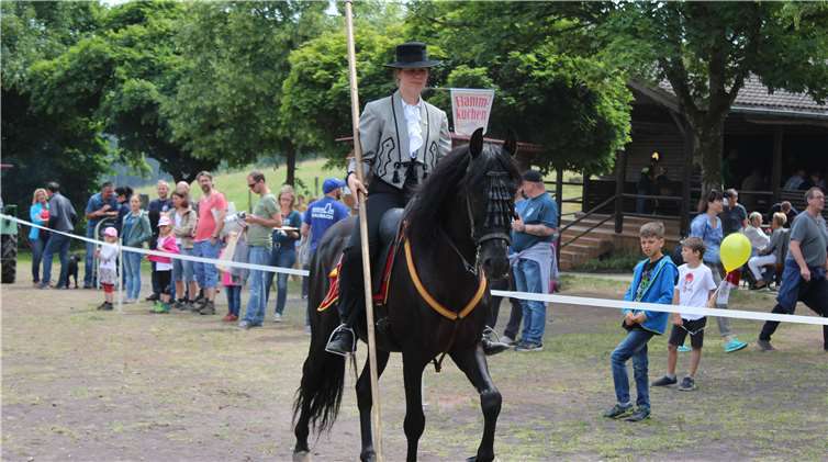 Tolle Vorführung der spanischen Reiter auf dem Dorfplatz.
