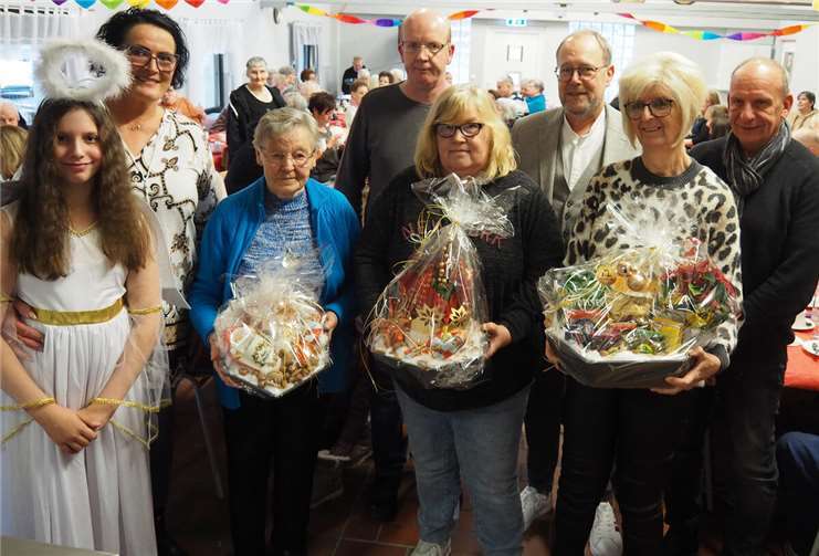 Tolle vom Kaufland gestiftete Präsente gab es für die drei Gewinner: (v.r.) Michael Tutas, Andrea Schwartz, Helmut Sondermann, Cornelia Chapius, Franz Käs, Hildegard Hukulak, Manuela Ugur und Engel Hannah Mozer.