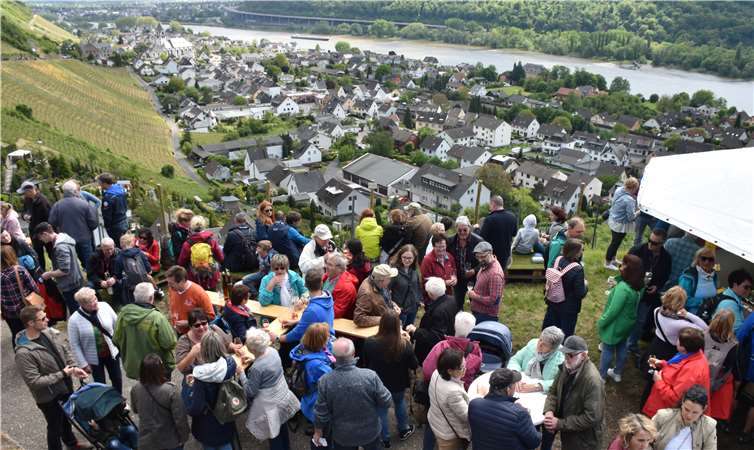 Tolles Weinerlebnis mit über 2000 Gästen Tollen Wein und eine grandiose Aussicht auf Leutesdorfgenossen über 2000 Besucher beim kulinarischen Weinerlebnis. Fotos: HEP