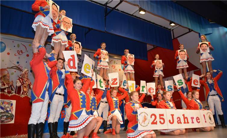 Toller Auftritt der Stadtsoldaten: ein Dankeschön für 25 Jahren Botzedresse. Fotos: BE