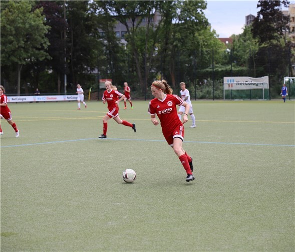 Toller Einstand für Neuzugang Sonja Bartoscheck. Die Stürmerin traf doppelt und bereitete den dritten Trffer vor.Foto: Guido Kölzer