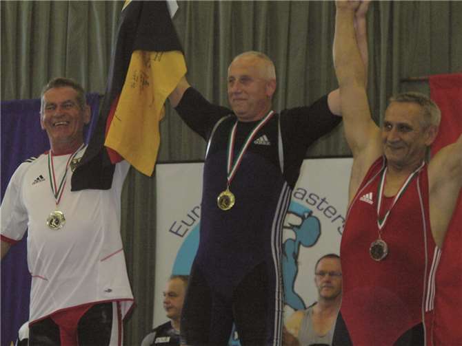 Toller Erfolg für Boguslaw Dziki (l.), Sportlehrer im Jugendhilfezentrum Bernardshof in Mayen: Bei den European Masters im Gewichtheben im ungarischen Kazincbarcika sicherte er sich die Silbermedaille. Bildmitte: Goldmedaillengewinner Klaus Förster, rechts Bronzemedaillist Milan Lutter.privat