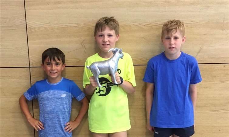 Toller Saisonabschluss mit dem silbernen Geißbock: (v.l.n.r.) Christian Wolf, Jannis und Moritz Ruge. Foto: privat