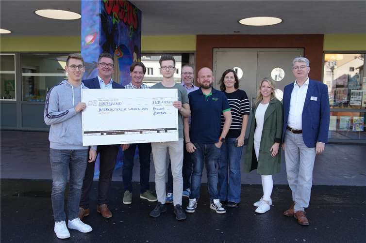 Tolles Engagement: Die Rasselstein-Azubis Mika Glees (l.) und Jonas Schad (4.v.l.) überreichen gemeinsam mit ihrem Ausbilder Holger Scheipner (4.v.r.) einen großen Scheck an die Stadt Neuwied. Über die großzügige Spende freuen sich Bürgermeister Peter Jung (2.v.l.), Stephan Amstad (3.v.l.) vom Kinder- und Jugendbüro (KiJub), Jugendamtsleiter Bernhard Fuchs (Mitte), Jugendschützerin Tanja Buchmann (3.v.r.) und Beigeordneter Ralf Seemann (r.). Zustande gekommen ist die Spende auf Vermittlung durch die Landtagsabgeordnete Lana Horstmann (2.v.r.).  Foto: Felix Banaski