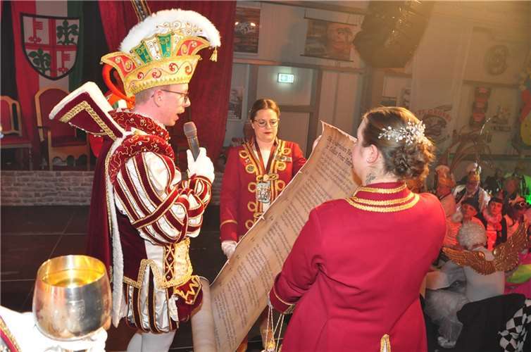 Ein sprühendes Feuerwerk der Lebensfreude Tollität Prinz Peter IV. beim Verlesen der 11 närrischen Paragraphen.