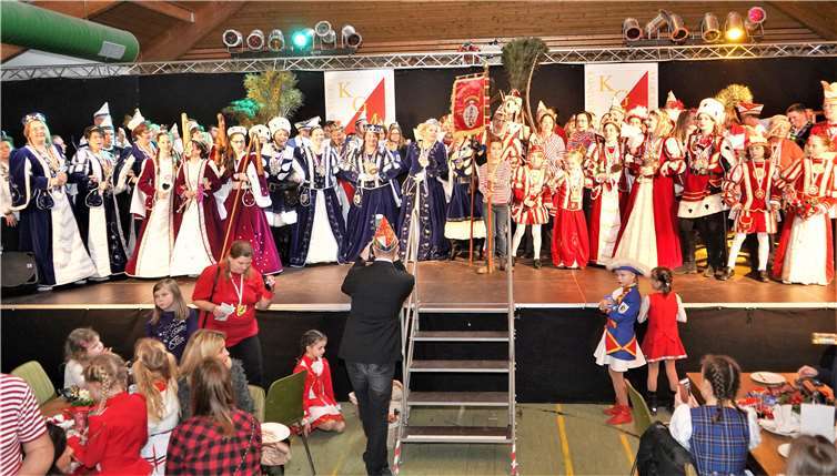 Tollitäten aus nah und fern gaben sich beim Morenhovener Biwak ein Stelldichein.Foto: EICH