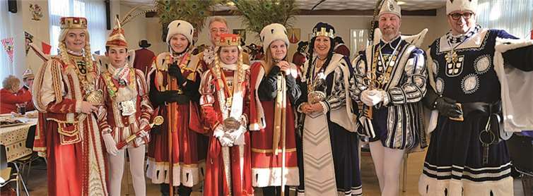 Tollitätenempfang im Swisttal Ratssaal: Das Dreigestirn aus Morenhoven, die Ollheimer Jungfrau Sina Ashley und Bäuerin Michelle sowie das Heimerzheimer Dreigestirn und mit dabei Bürgermiste Eckhard Maack. WEIGERT