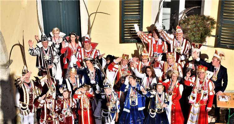 Tollitätenschar mit Burgherr Franz von Jordans im Sonnenschein auf dem Burghof. Fotos: EICH