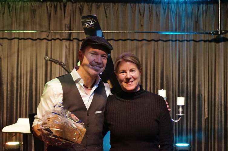 Tom Alaska freute sich über die ausverkaufte Veranstaltung. Hausherrin Iris Schubert bedankte sich für das tolle Konzert. Foto: Iris Schubert/Ute Heumann