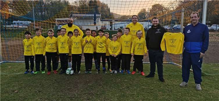 Tom Brucksch übergibt die Trainingsshirts an die E-Junioren. Foto: privat