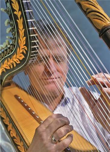 Tom Daun an der Harfe.privat