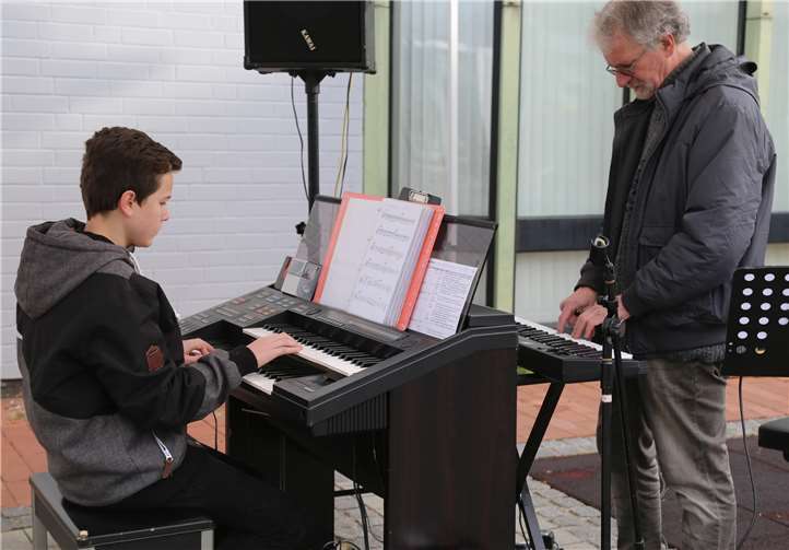 Tom Frost und Klaus Jürgen Pusch sorgten für die richtigen musikalischen Töne am ersten Advent auf dem Neuen Markt. StF