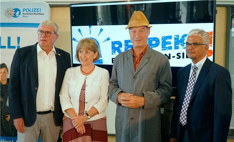 Tom Gerhardt als Hausmeister Krause (2.v.r.) wirbt zusammen mit Polizei, der Stadt Bonn und dem Rhein-Sieg-Kreis für die neue Kampagne. Foto: Polizei Bonn