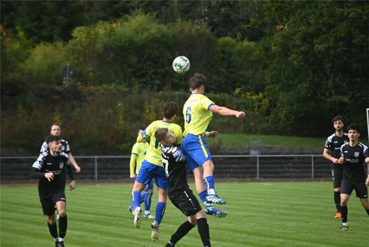 Tom Johann, der Torschütze zum 1:0, muss sich gleich mit zwei Spielern des SV Weitersburg (links Luca Schmidt, rechts Phileas Küstermann) auseinandersetzen. Foto: SK