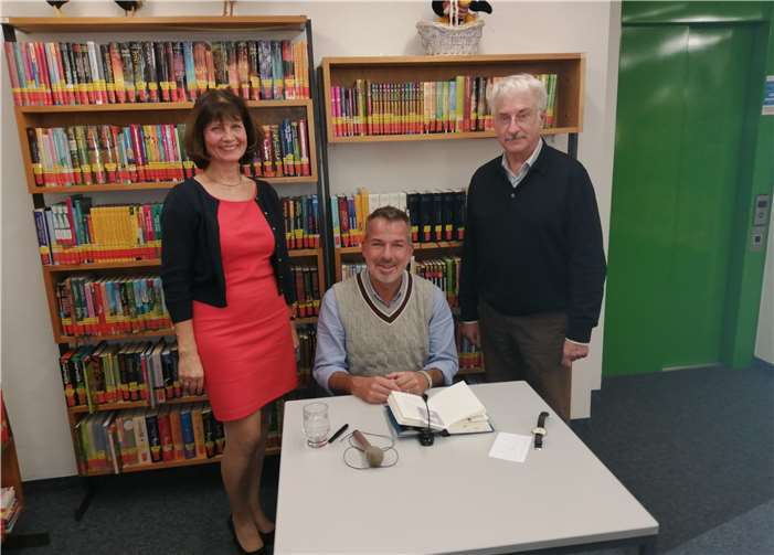 Tom Saller (Bildmitte) las in Meckenheim aus seinem Roman „Wenn Martha tanzt“. Links im Bild Sabrina Gutsche, Vorsitzende der Frauen Union Meckenheim, rechts Herbert Kalkes, Leiter der Bücherei.Foto: privat