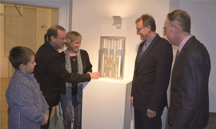 Tom und Jutta Munsteiner mit Sohn Philipp, Landrat Rainer Kaul und Museumsdirektor Bernd Willscheid vor einer Skulptur von Bernd Munsteiner. Jürgen Opgenoorth