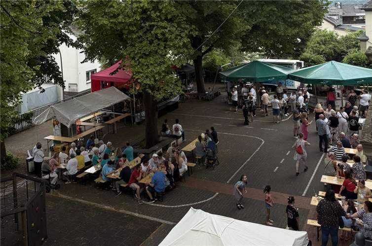 Tombola, Kinderspaß und Live-Musik – ein Fest für die ganze Familie. Foto: Funken Rot-Weiß-Gold Metternich