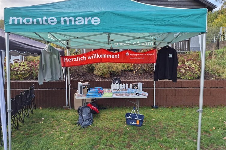 Tombola Stand mit tollen Sachpreisen und Freikarten