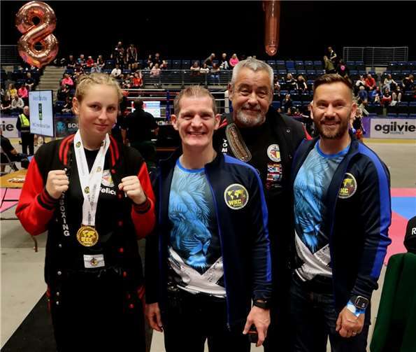 Tomburg Boxing mit Veranstalter Robert McCallum und Malcolm Evans. Foto: Tomburg Boxing Rheinbach e.V