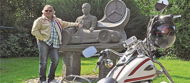 Tommy Engel fuhr bei seinem Besuch in Remagen als Oldtimer-Fan auch kurz bei Rudi Caracciola vorbei. AB