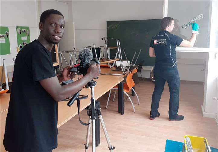 Ton ab, Kamera läuft! Dank seines Studiums an der East African University konnte die Caritas im Zuge der Kontaktbeschränkungen schnell von den sonst üblichen Präsenzzeiten auf onlinebasierte Unterstützungsmodule umzustellen.Fotos: Caritas