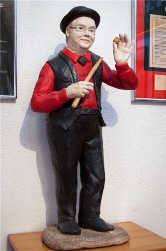 Tonfigur von ANDINO im „alten“ Outfit, welches er 25 Jahre lang getragen hat. Gestaltet wurde die Figur von Gabriele Krieg-Honsdorf.