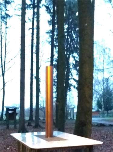 Toni Baggerfahrer steuerte mit „Rohr im Gehölz (schwebend)“ eines der wenigen Freiluftexponate bei.