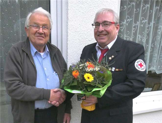 Toni Brachtendorf mit dem DRK-Vorsitzenden Klaus Schneider.  Foto: Willi Fuhrmann