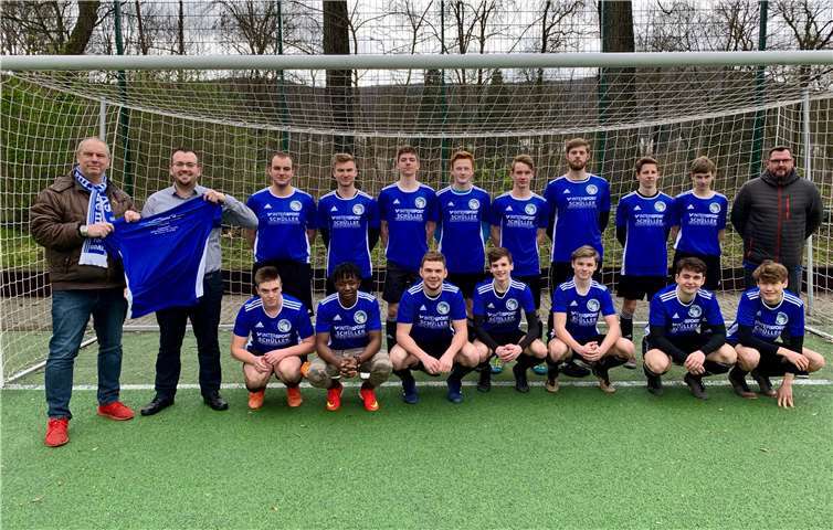 Toni Hajdaraj (2.v.l.) überreicht der Mannschaft die neuen Shirts. Foto: privat