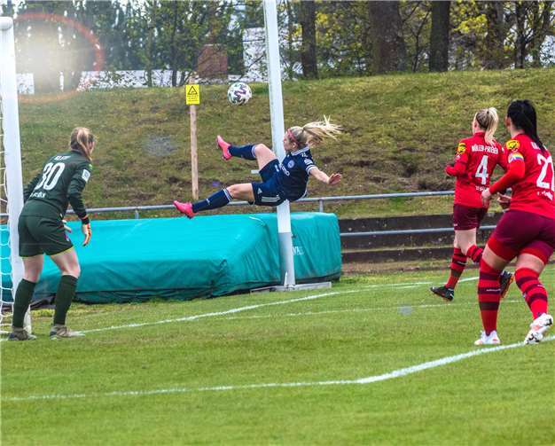 Toni Hornberg wie man sie kennt. Mit vollem Einsatz will Sie den Ball im Spiel halten.