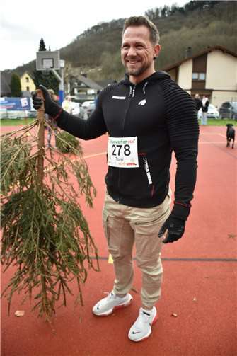 Toni Kolbe aus Neustadt ist der Sieger des dritten Weihnachtsbaumwerfens.