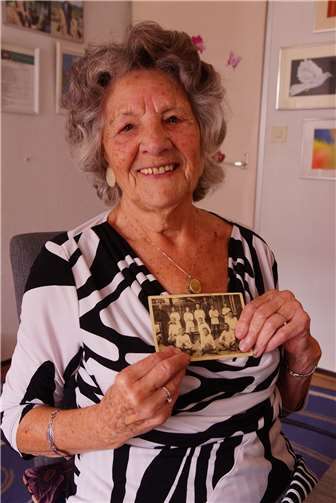 Tonia Schleich nahm die Karte, auf dem ihr Vater abgebildet ist, in Rotterdam in Empfang.Foto: Rud van Pelt